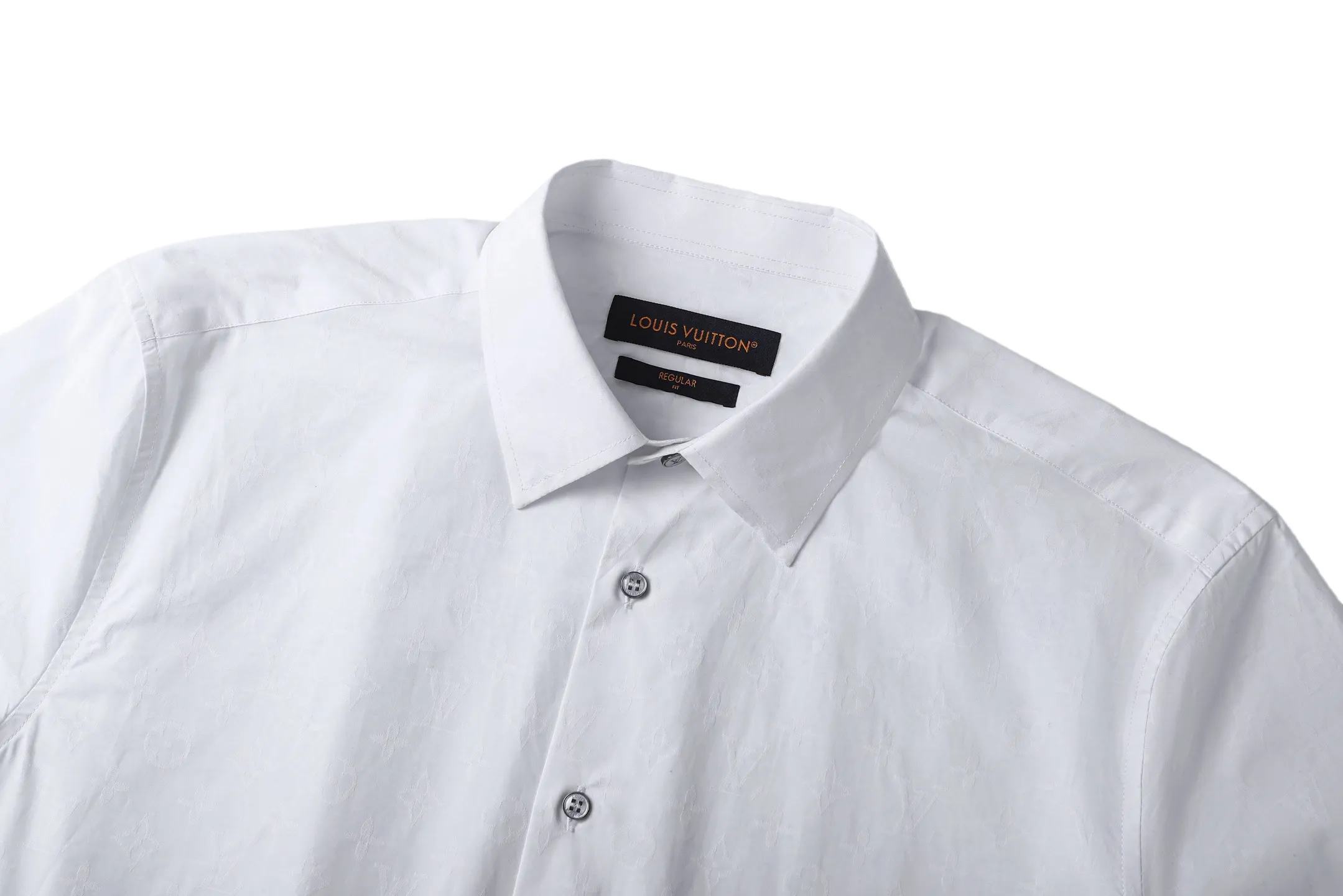 🅿️420 1v 25FW dark pattern jacquard long-sleeved shirt. The original version was purchased and developed for 7,550 yuan. The fabric is made of customized 100% cotton jacquard fabric. The brand logo is hidden in the fabric texture through precision jacquard technology, with delicate texture and high-end texture. The craftsmanship adopts manual overlocking processing, and the stitching on the collar, placket, cuffs and other details is even and neat, and the edges are smooth and burr-free, taking into account both durability and sophistication. The single-row buttons are made of matte metal buckles of the same color, echoing the texture of the fabric and fastening smoothly. The silhouette is slim and slightly loose, and the length, shoulder width and other data are accurately adapted according to the size gradient. The curved hem design enhances the fit. The fabric is skin-friendly and breathable. It is recommended to wash it by hand to protect the jacquard texture. It is a business and casual item that combines texture and practicality. The overall wiring is straight and delicate, the fabric is comfortable and soft, and the color is consistent without color difference. It can be matched with the same style to create a fashionable look and control various occasions. Customized accessories, complete with three standards, the same style for men and women. Size:36-38-40-42